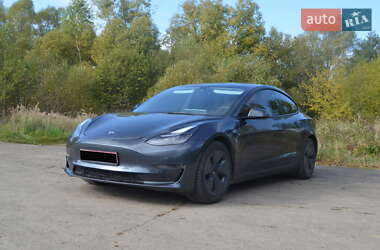 Седан Tesla Model 3 2022 в 
