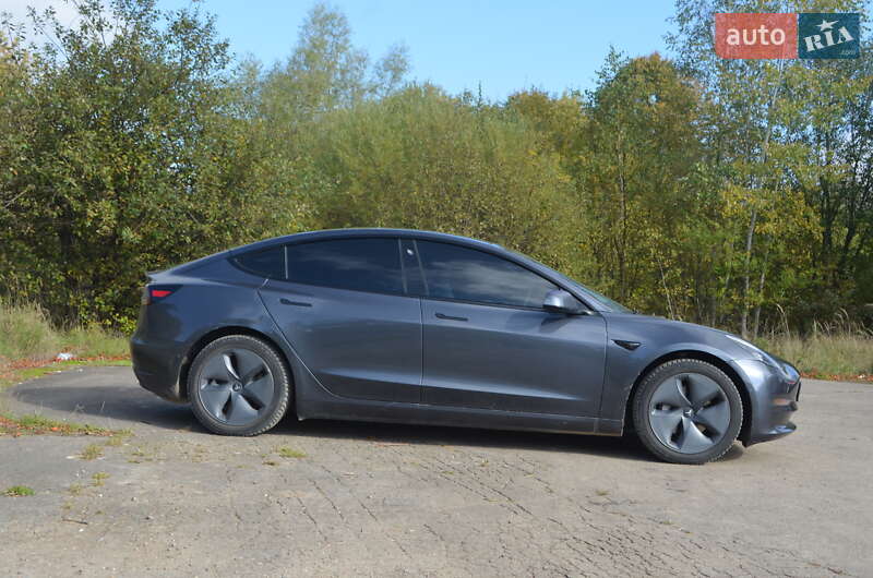 Седан Tesla Model 3 2022 в 