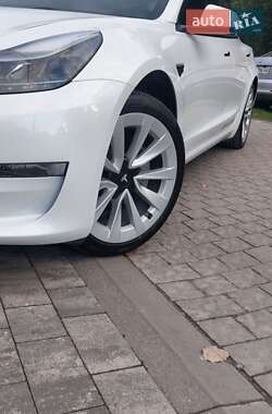 Седан Tesla Model 3 2022 в 