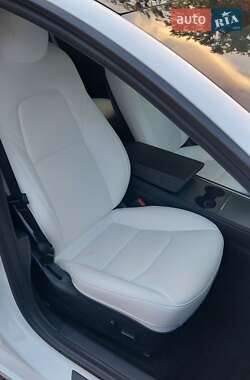 Седан Tesla Model 3 2022 в 