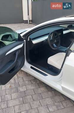 Седан Tesla Model 3 2022 в 
