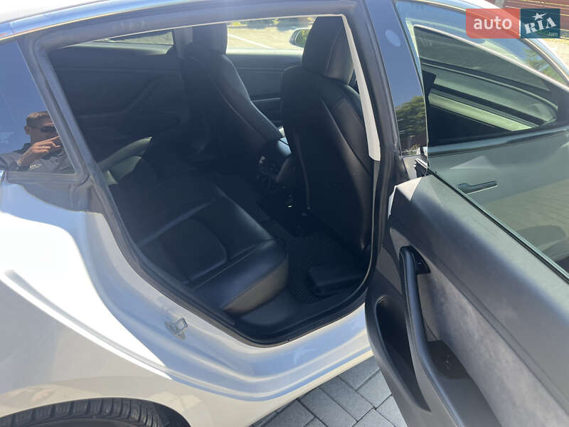 Седан Tesla Model 3 2020 в Самборі