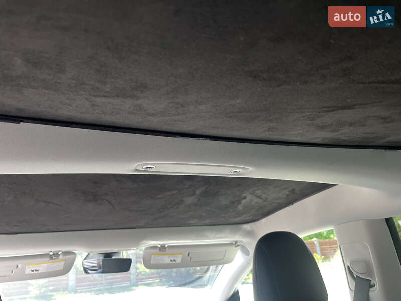 Седан Tesla Model 3 2020 в Самборі