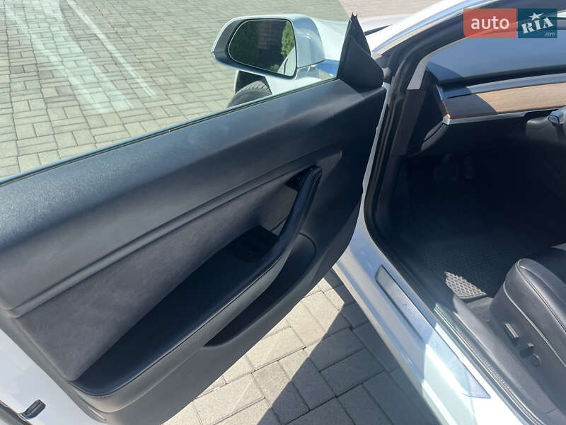 Седан Tesla Model 3 2020 в Самборі