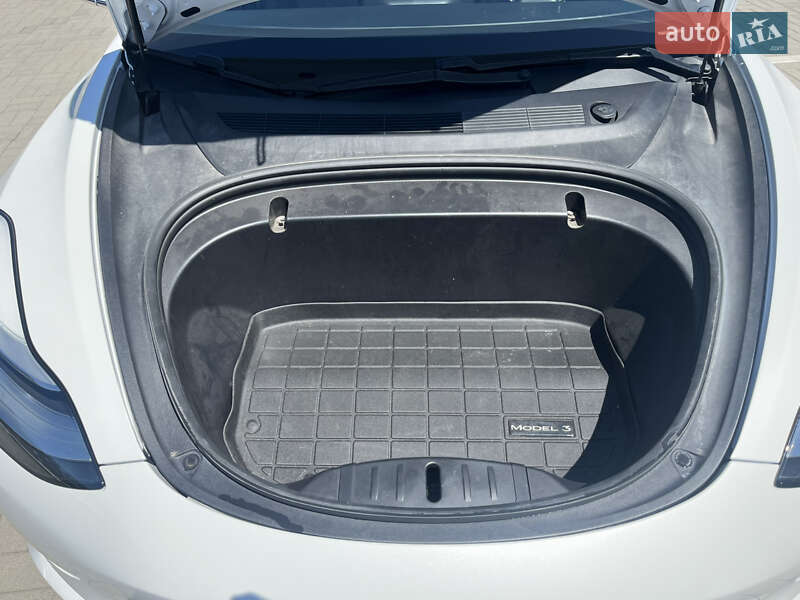 Седан Tesla Model 3 2020 в Самборі