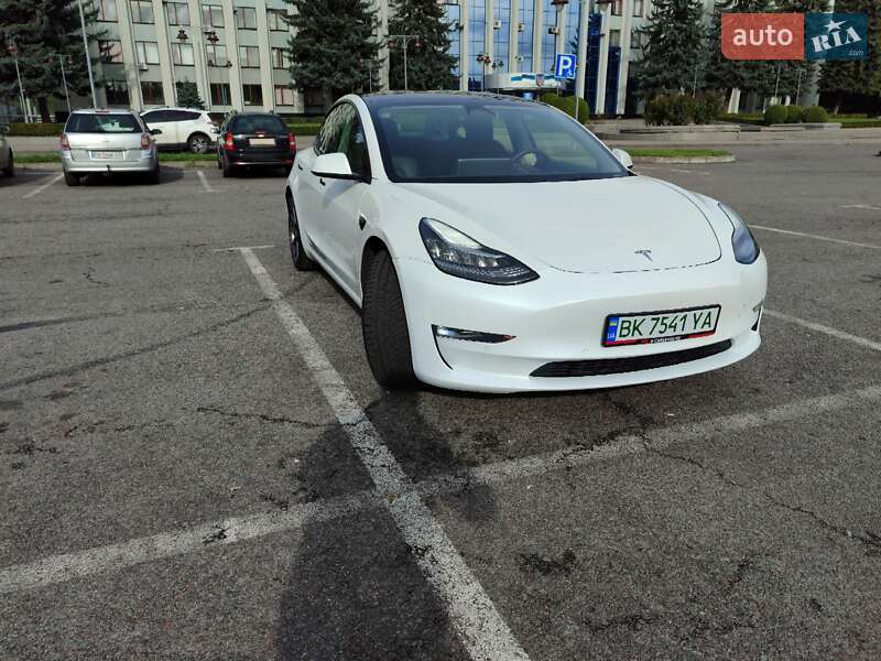 Седан Tesla Model 3 2022 в Рівному