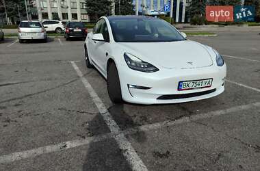 Седан Tesla Model 3 2022 в 