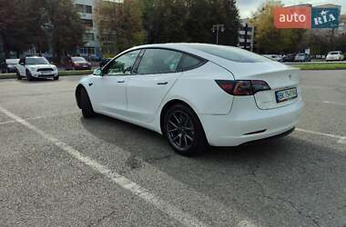 Седан Tesla Model 3 2022 в 