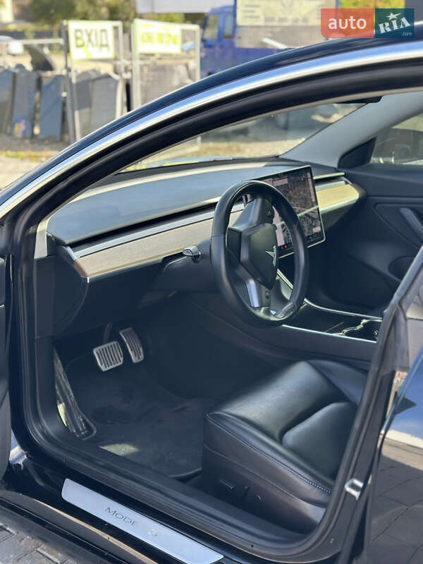 Седан Tesla Model 3 2019 в Чернівцях