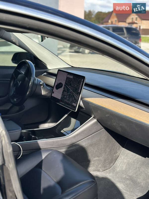 Седан Tesla Model 3 2019 в Чернівцях