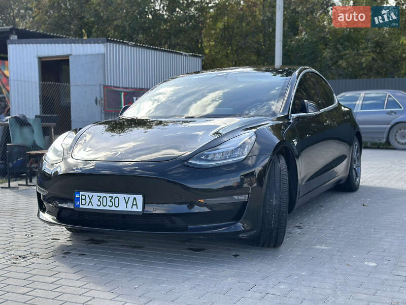 Седан Tesla Model 3 2019 в Чернівцях