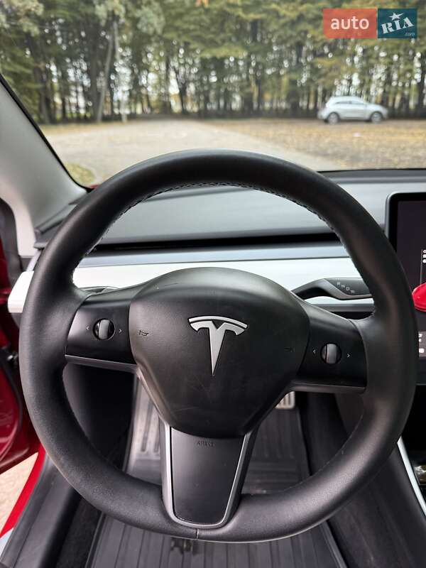 Седан Tesla Model 3 2019 в Львові