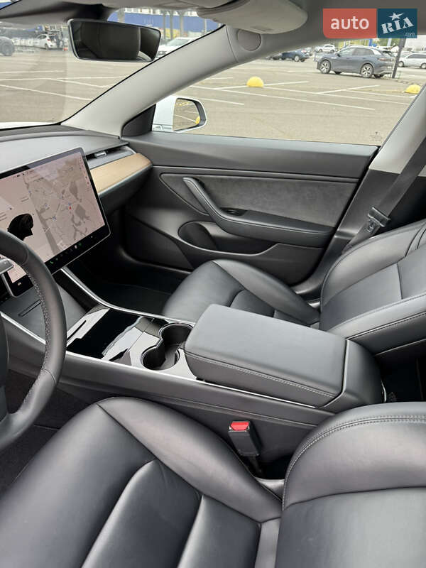 Седан Tesla Model 3 2020 в Києві