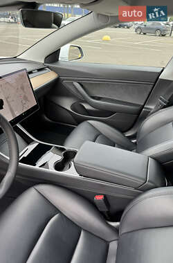 Седан Tesla Model 3 2020 в 