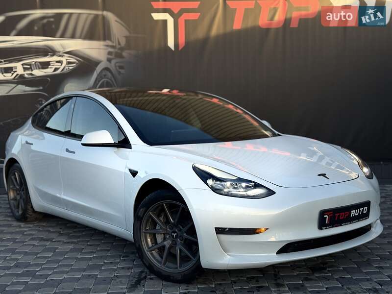 Седан Tesla Model 3 2023 в Львове