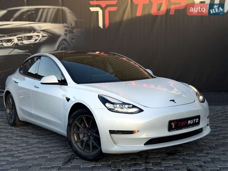 Седан Tesla Model 3 2023 в Львове