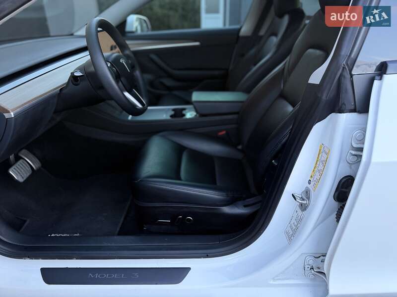Седан Tesla Model 3 2023 в Львове