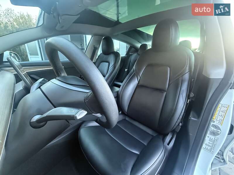 Седан Tesla Model 3 2023 в Львове