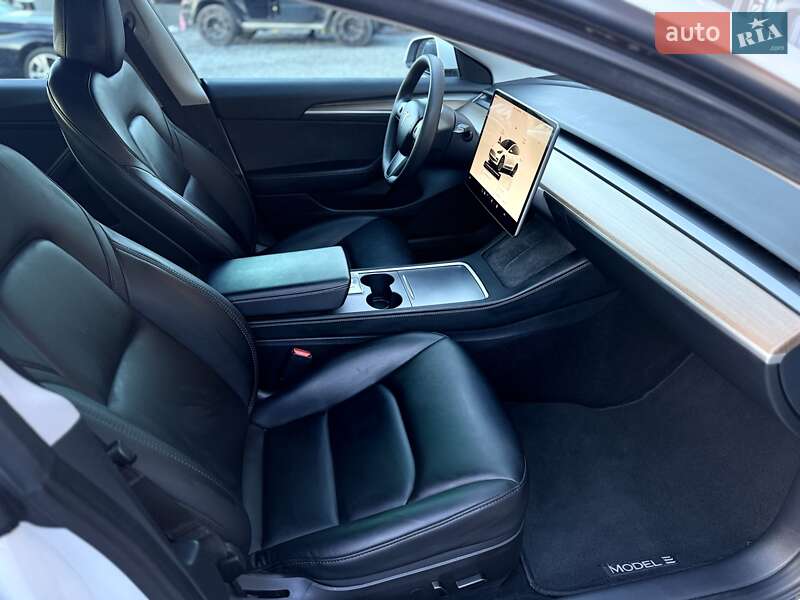 Седан Tesla Model 3 2023 в Львове