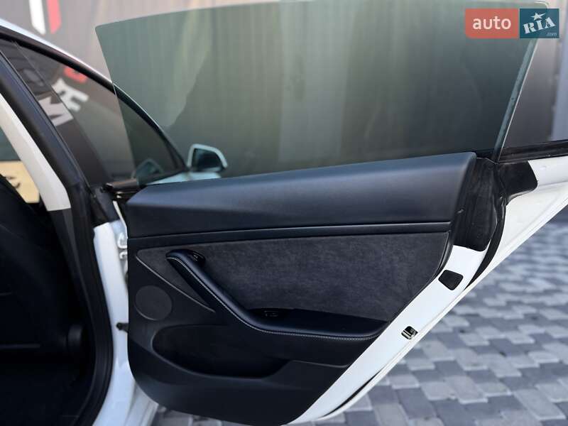 Седан Tesla Model 3 2023 в Львове