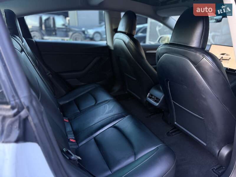 Седан Tesla Model 3 2023 в Львове