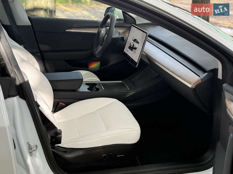 Седан Tesla Model 3 2022 в Дубні