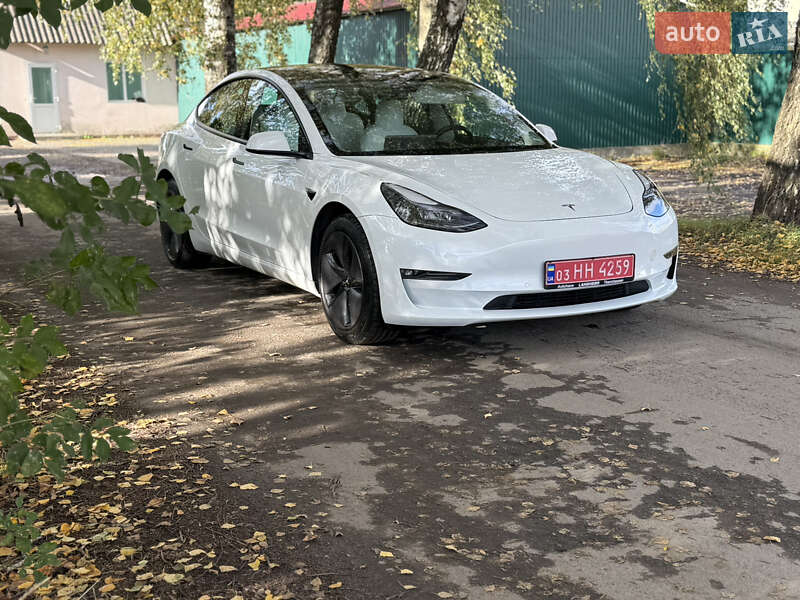 Седан Tesla Model 3 2022 в Дубні