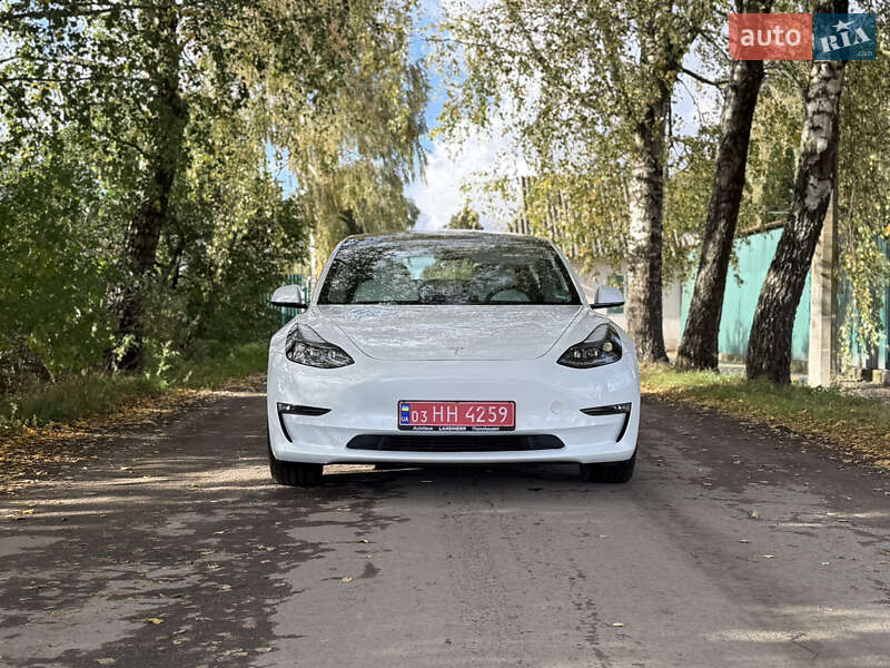 Седан Tesla Model 3 2022 в Дубні