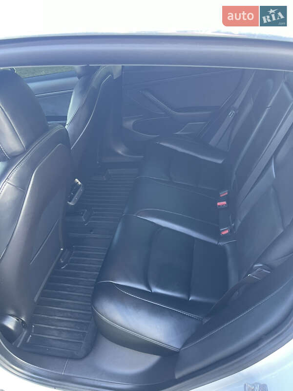 Седан Tesla Model 3 2020 в Нововолынске