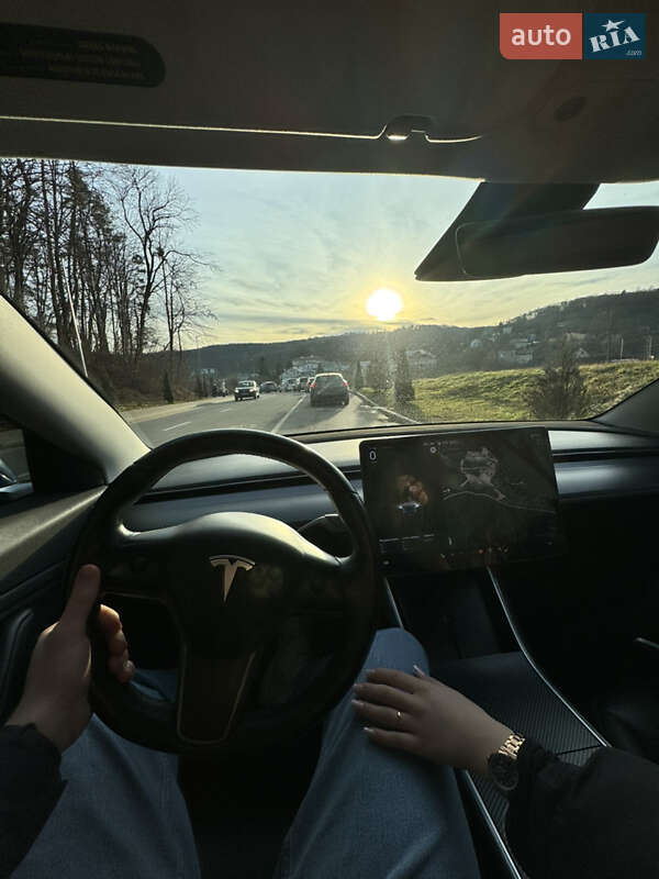 Седан Tesla Model 3 2018 в Львове