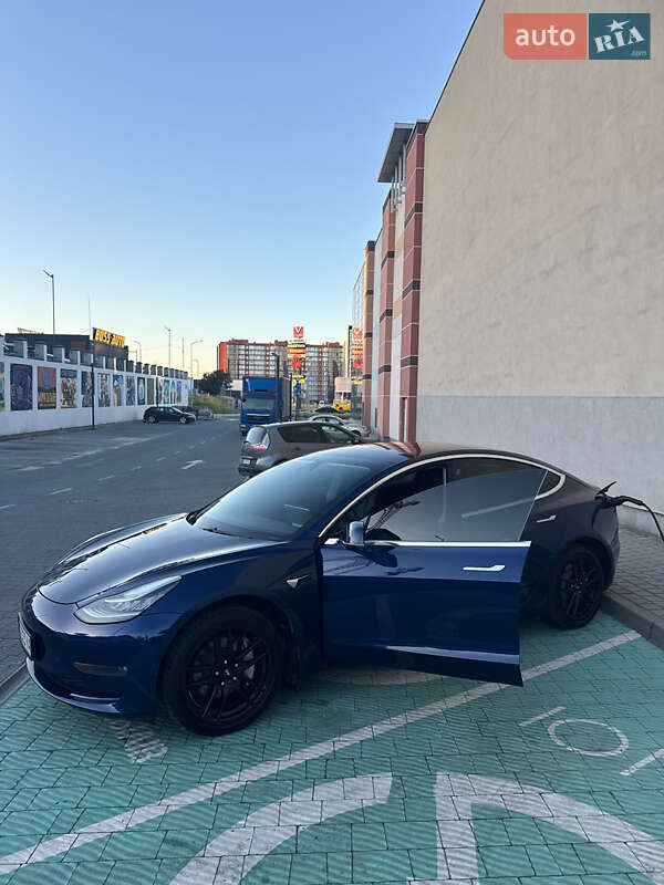 Седан Tesla Model 3 2018 в Львове