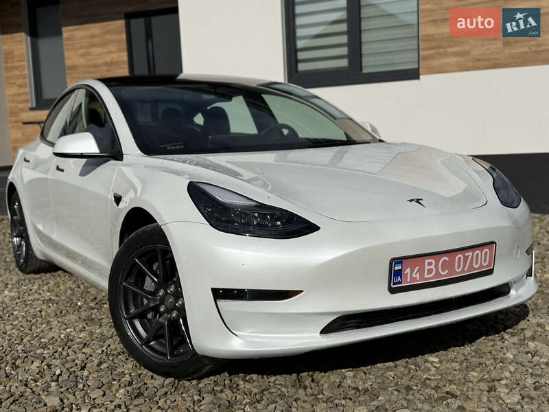 Седан Tesla Model 3 2023 в Стрию