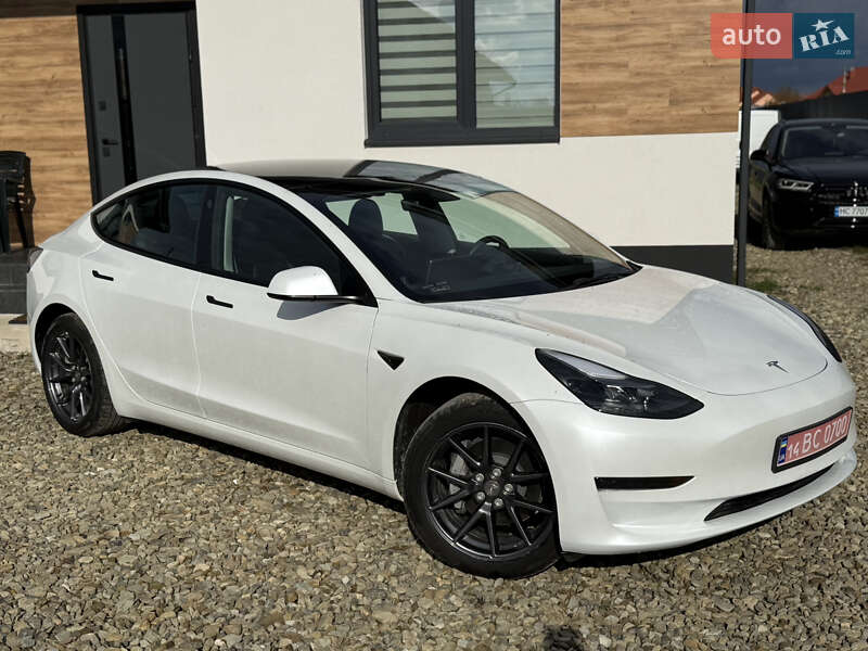 Седан Tesla Model 3 2023 в Стрию