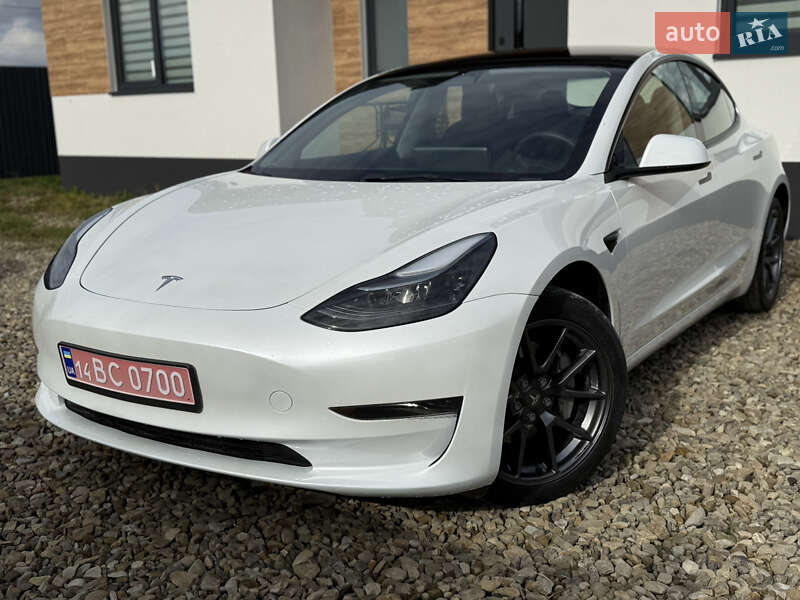 Седан Tesla Model 3 2023 в Стрию
