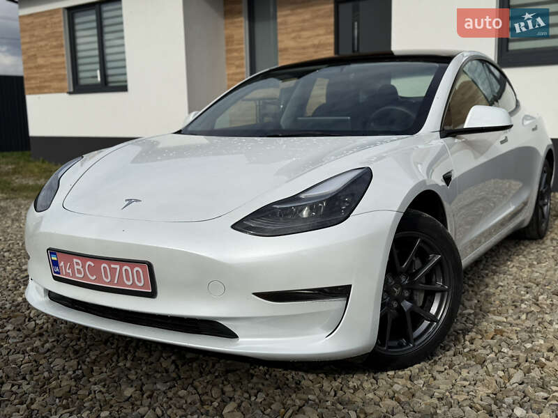 Седан Tesla Model 3 2023 в Стрию