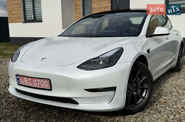 Седан Tesla Model 3 2023 в 