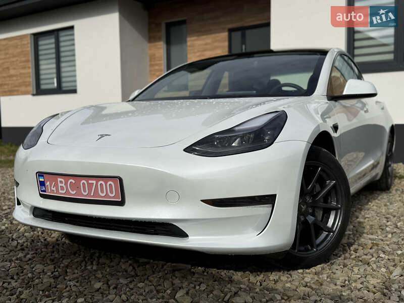 Седан Tesla Model 3 2023 в Стрию
