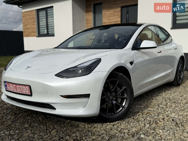 Седан Tesla Model 3 2023 в Стрию