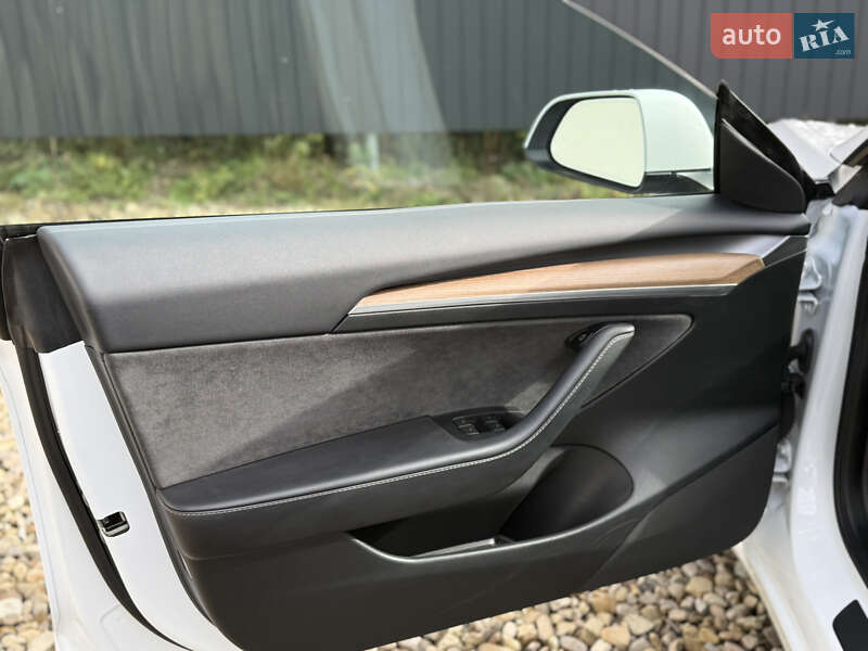 Седан Tesla Model 3 2023 в Стрию