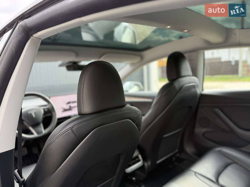 Седан Tesla Model 3 2023 в Стрию