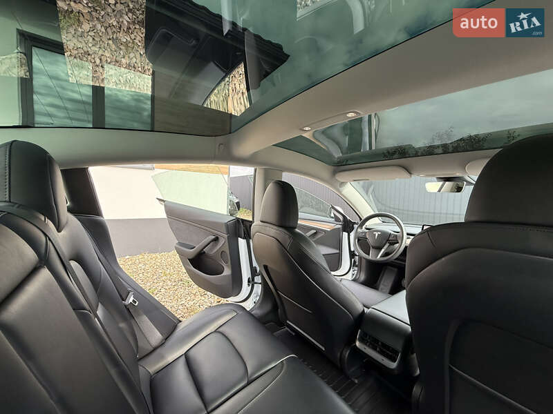 Седан Tesla Model 3 2023 в Стрию
