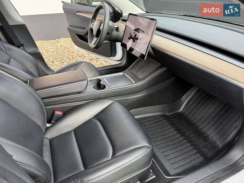 Седан Tesla Model 3 2023 в Стрию