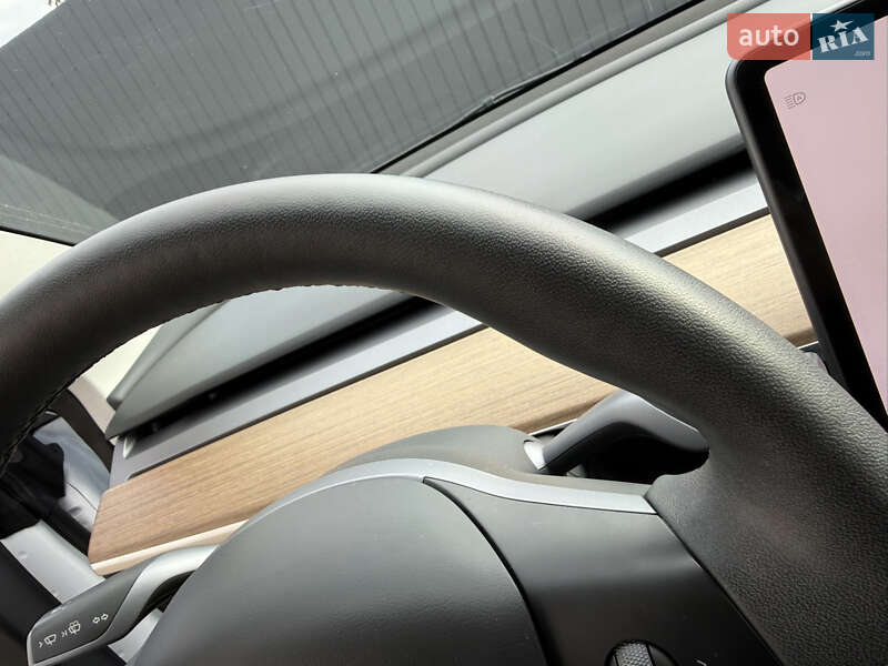 Седан Tesla Model 3 2023 в Стрию