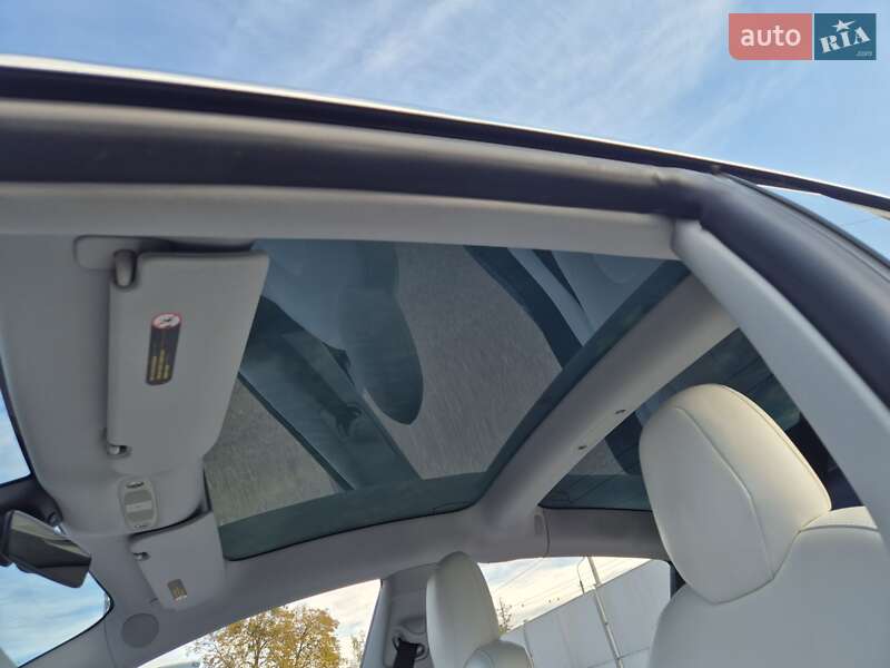 Седан Tesla Model 3 2019 в Киеве