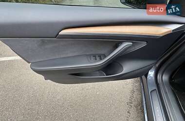 Седан Tesla Model 3 2023 в 