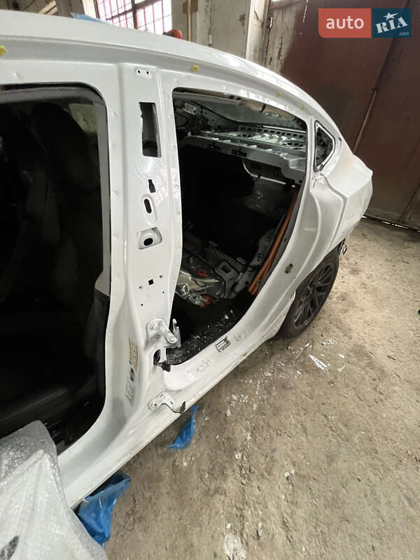 Седан Tesla Model 3 2024 в Львове