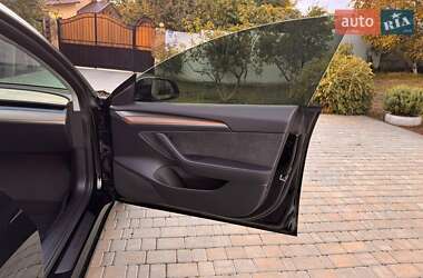 Седан Tesla Model 3 2022 в 