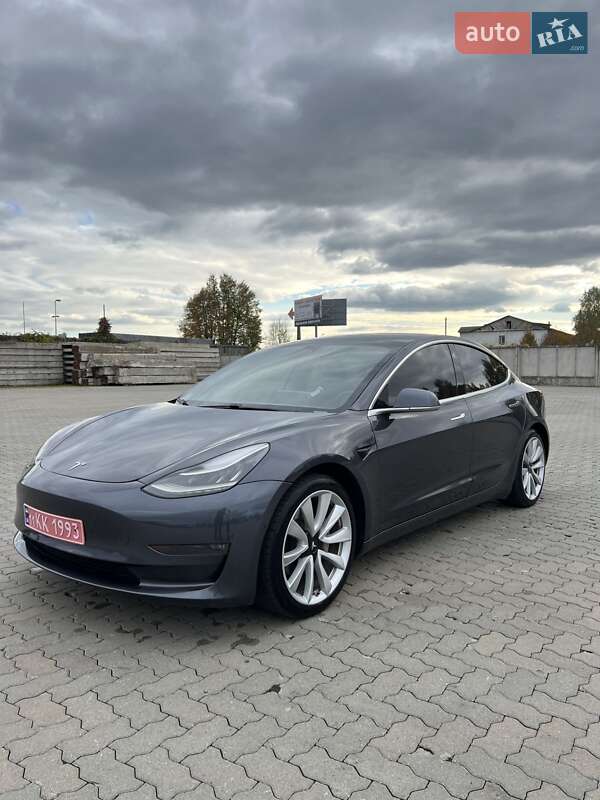 Седан Tesla Model 3 2019 в Сарнах фото Седан Tesla Model 3 2019 в Сарнах
