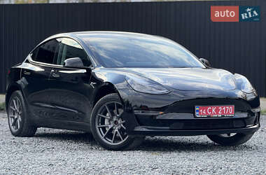 Седан Tesla Model 3 2022 в 