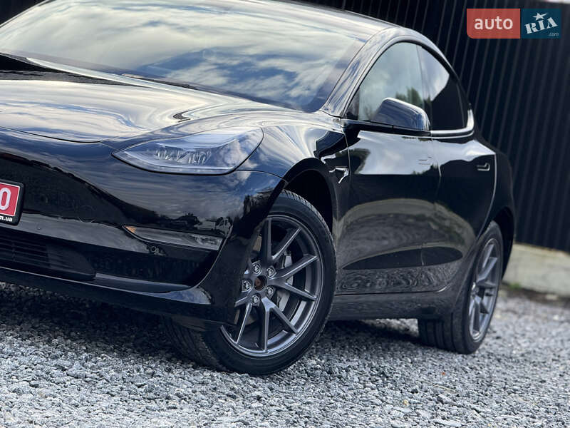 Седан Tesla Model 3 2022 в Дрогобичі